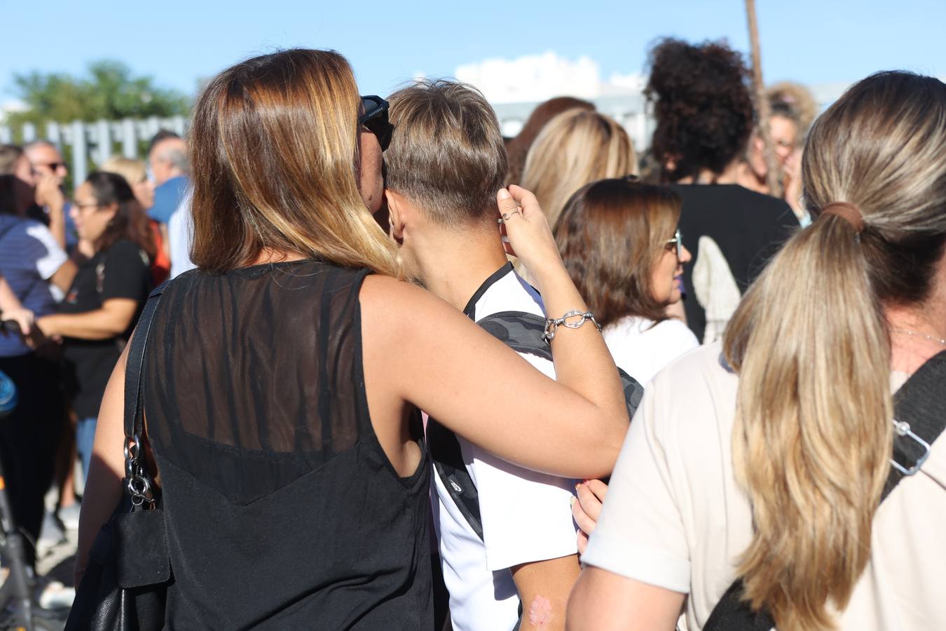 Una mujer besa a uno de los estudiantes del Instituto de Educación Secundaria (IES) Elena García Armada de Jerez de la Frontera (Cádiz), a su salida del centro