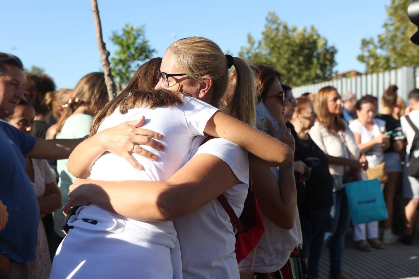 Dos mujeres se abrazan en la puerta del Instituto de Educación Secundaria (IES) Elena García Armada de Jerez de la Frontera (Cádiz) donde un menor ha herido a tres profesores y a dos alumnos