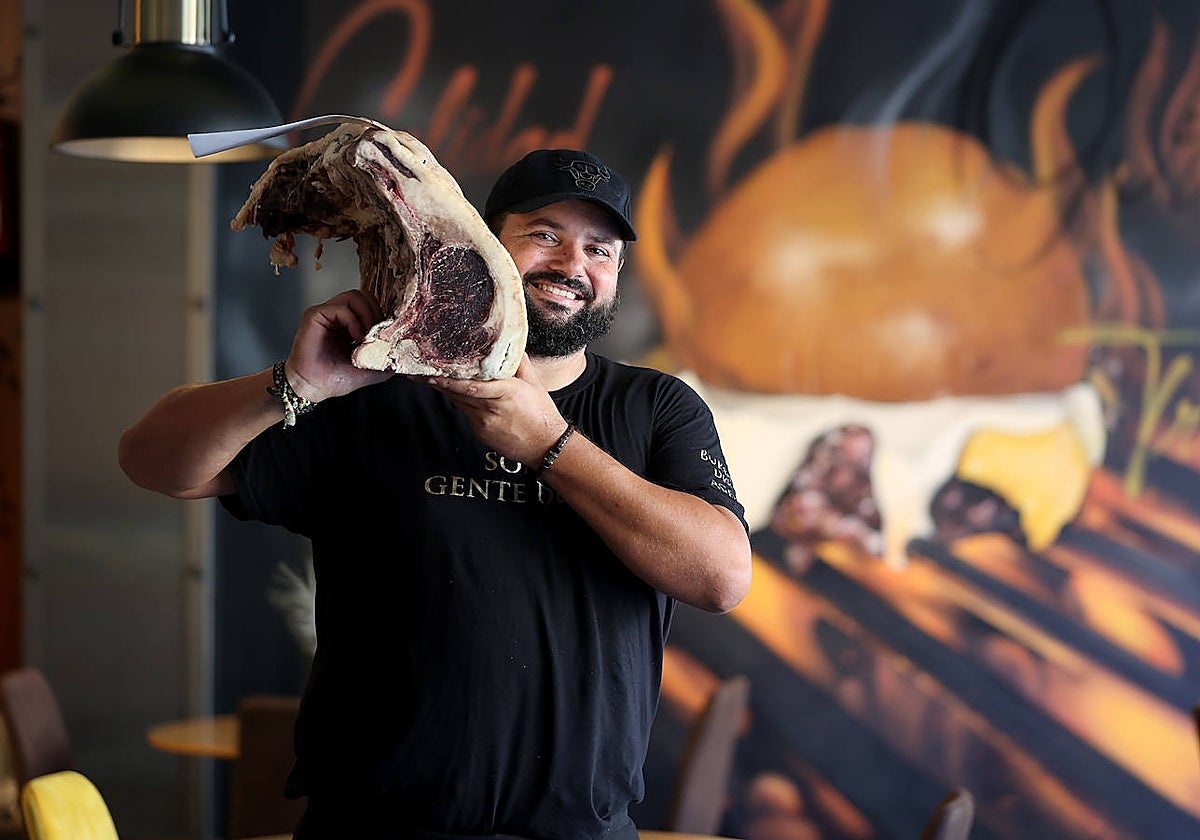Jesús Barranco, chef y propietario de Raza y Dehesa, con una de las espectaculares carnes, en el restaurante