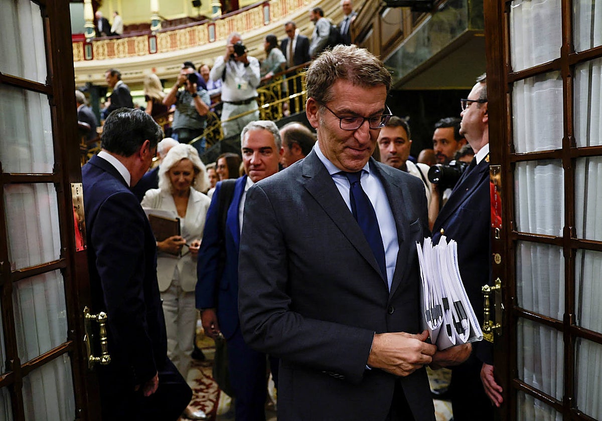 Feijóo abandona el hemiciclo del Congreso tras la votación del debate de investidura