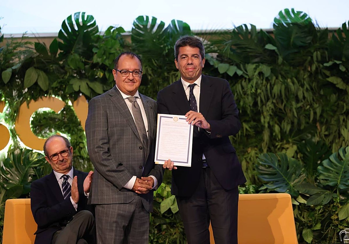 El presidente de la Asociación de Derecho Sanitario de la Comunidad Valenciana, Carlos Fornes, y el presidente de la Generalitat, Carlos Mazón, este jueves en Valencia