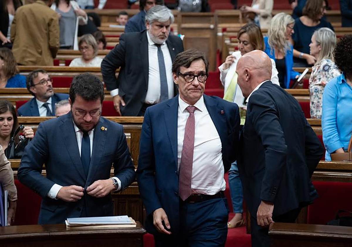 Salvador Illa abandona el hemiciclo del Parlamento de Cataluña, ayer, tras la segunda jornada del debate de política general // Vídeo: Junqueras quiere la ley de amnistía «cuanto antes»