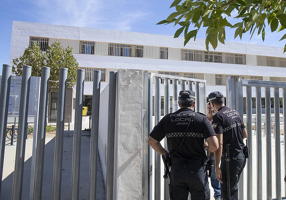 Una pareja de la Policía Local a las puertas del IES Elena García Armada de Jerez de la Frontera