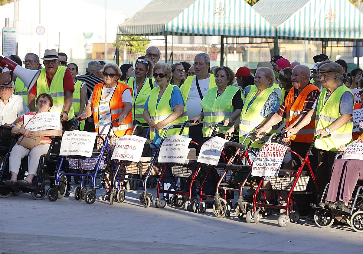 Decenas de personas mayores con sus andadores en la protesta de El Higuerón por el centro de salud