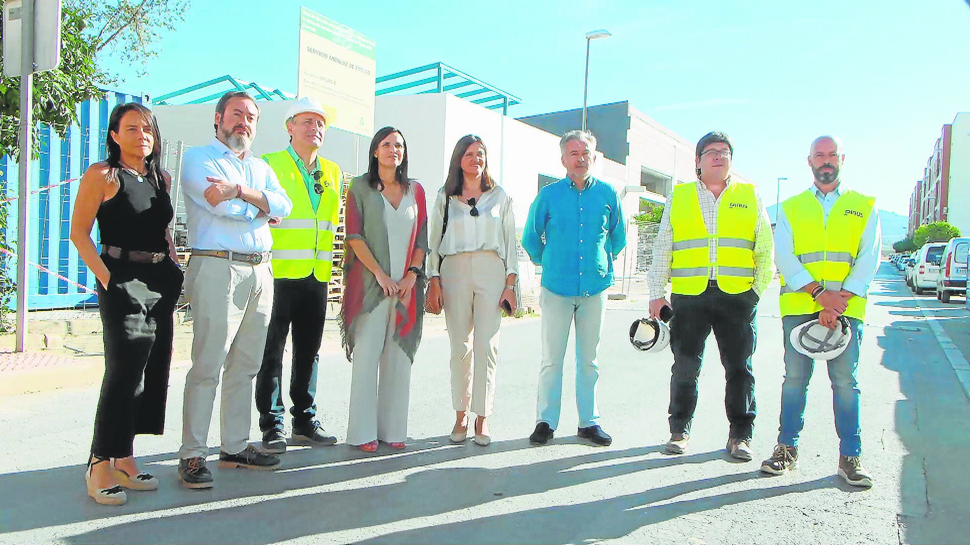 La delegada, en el centro con una sobrecamisa de colores