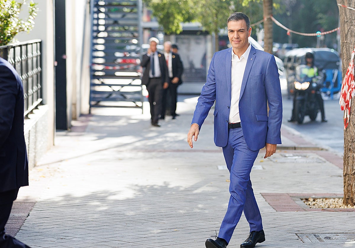 Pedro Sánchez, llegando esta mañana en Madrid al lugar donde pronunció un discurso ante los eurodiputados socialistas de la toda la UE
