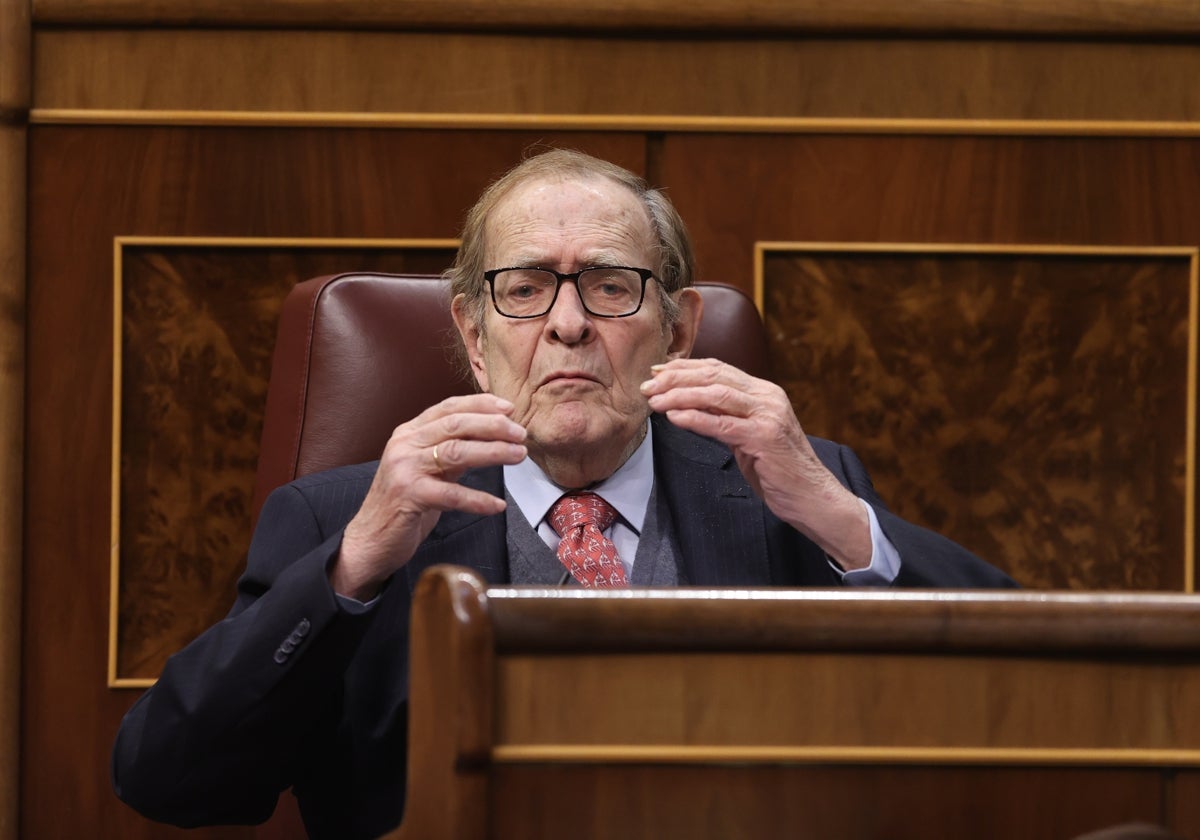 Ramón Tamames, en el escaño durante la moción de censura del pasado marzo