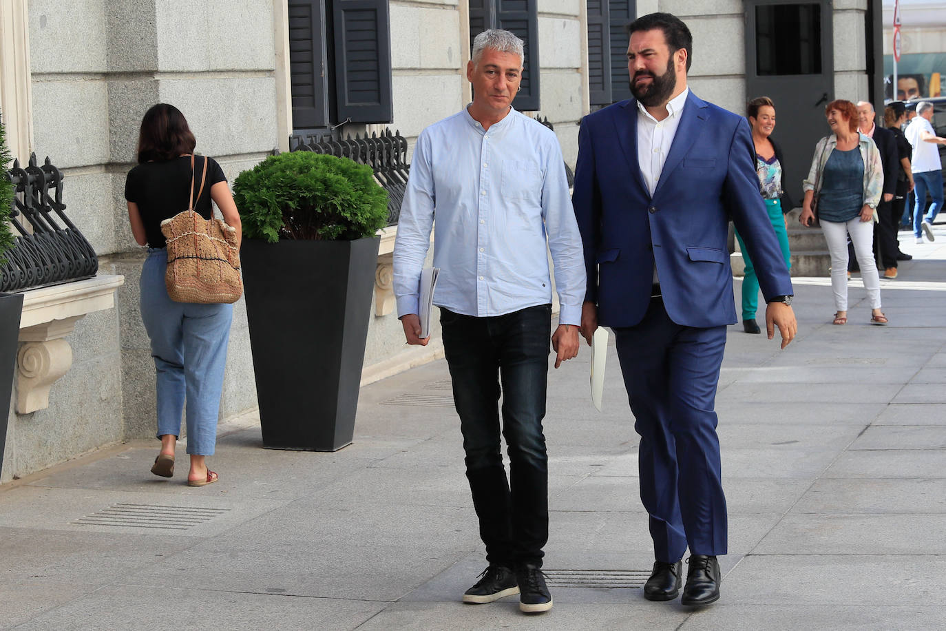 Los diputados del EH Bildu, Oskar Matute (i) y Jon Iñárritu (d) llegan al Congreso de los Diputados