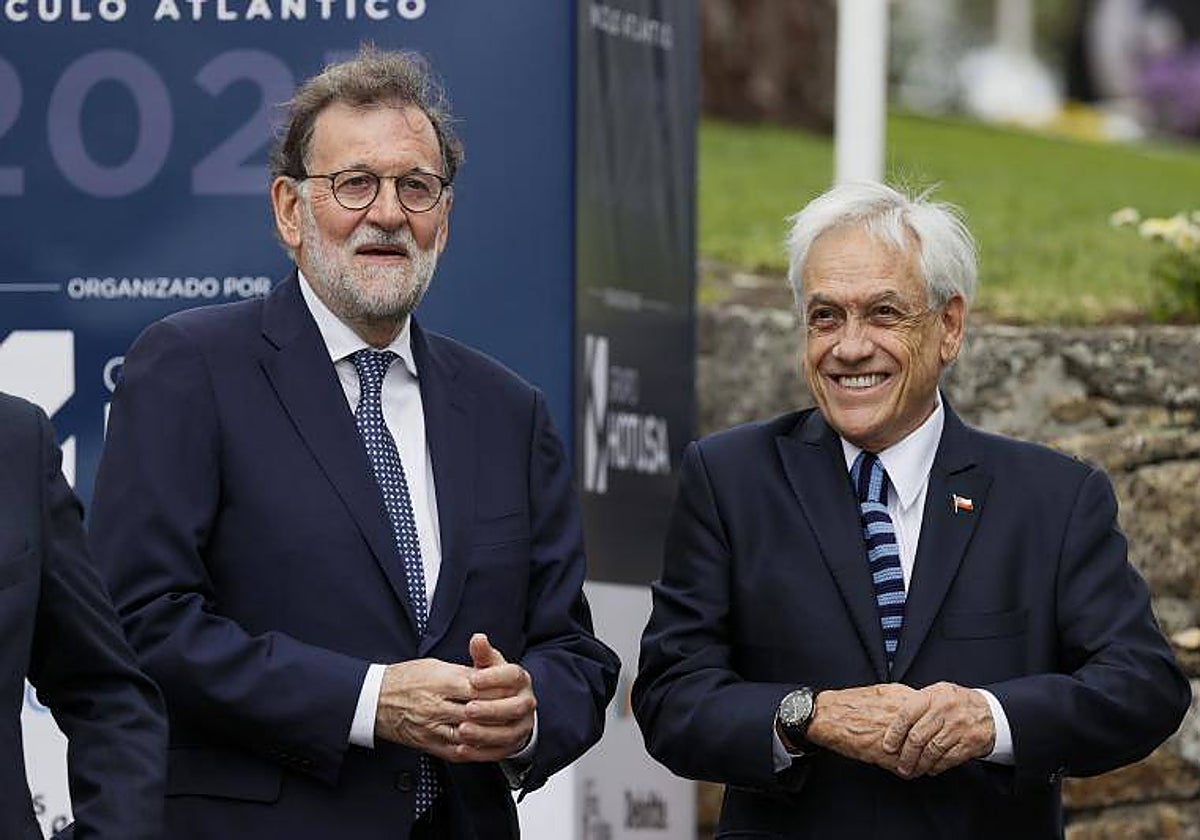 El ex presidente Rajoy y ex presidente chileno, Sebastián Piñera, en La Toja