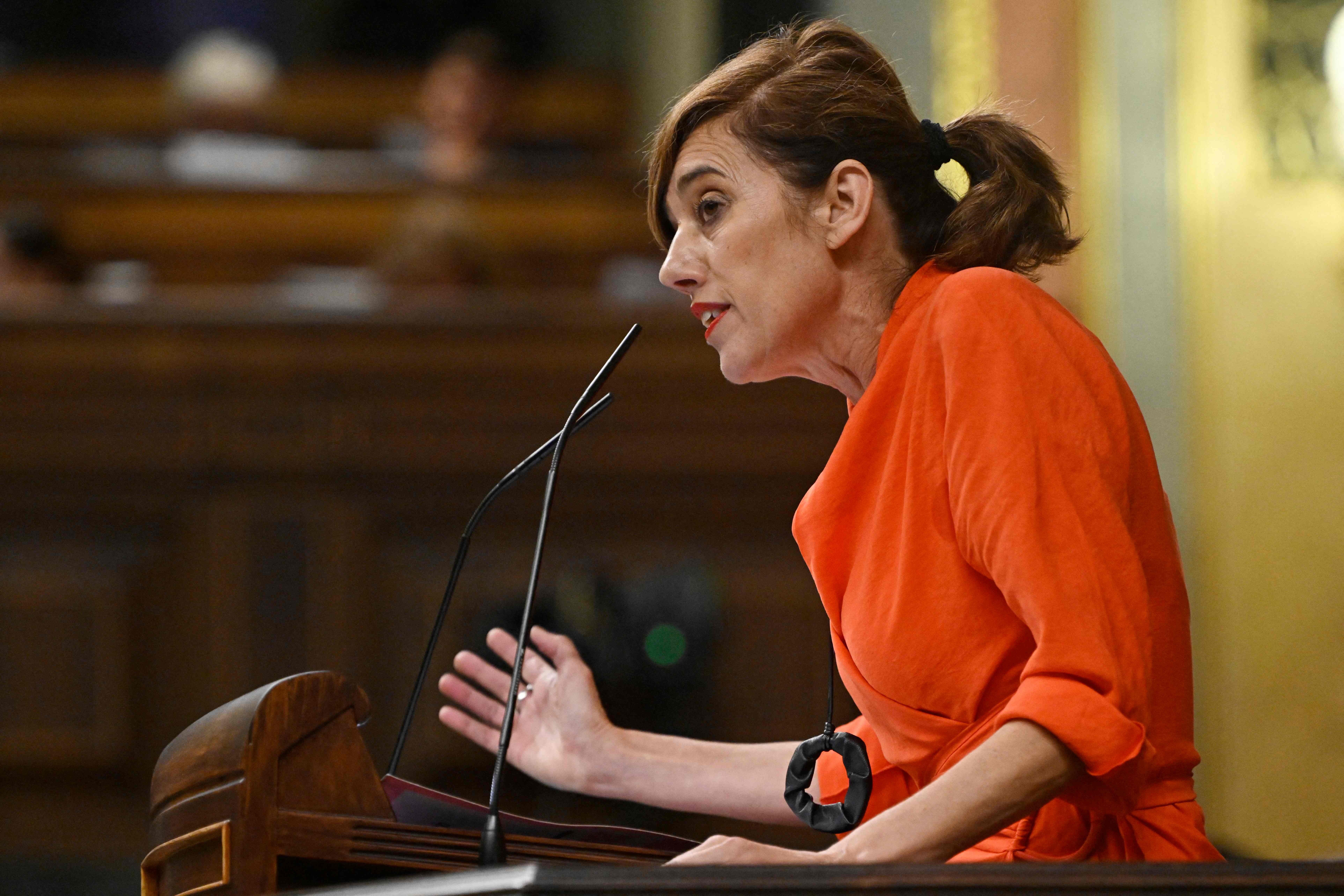 La portavoz del grupo parlamentario Sumar, Marta Lois, pronuncia un discurso durante la segunda votación parlamentaria