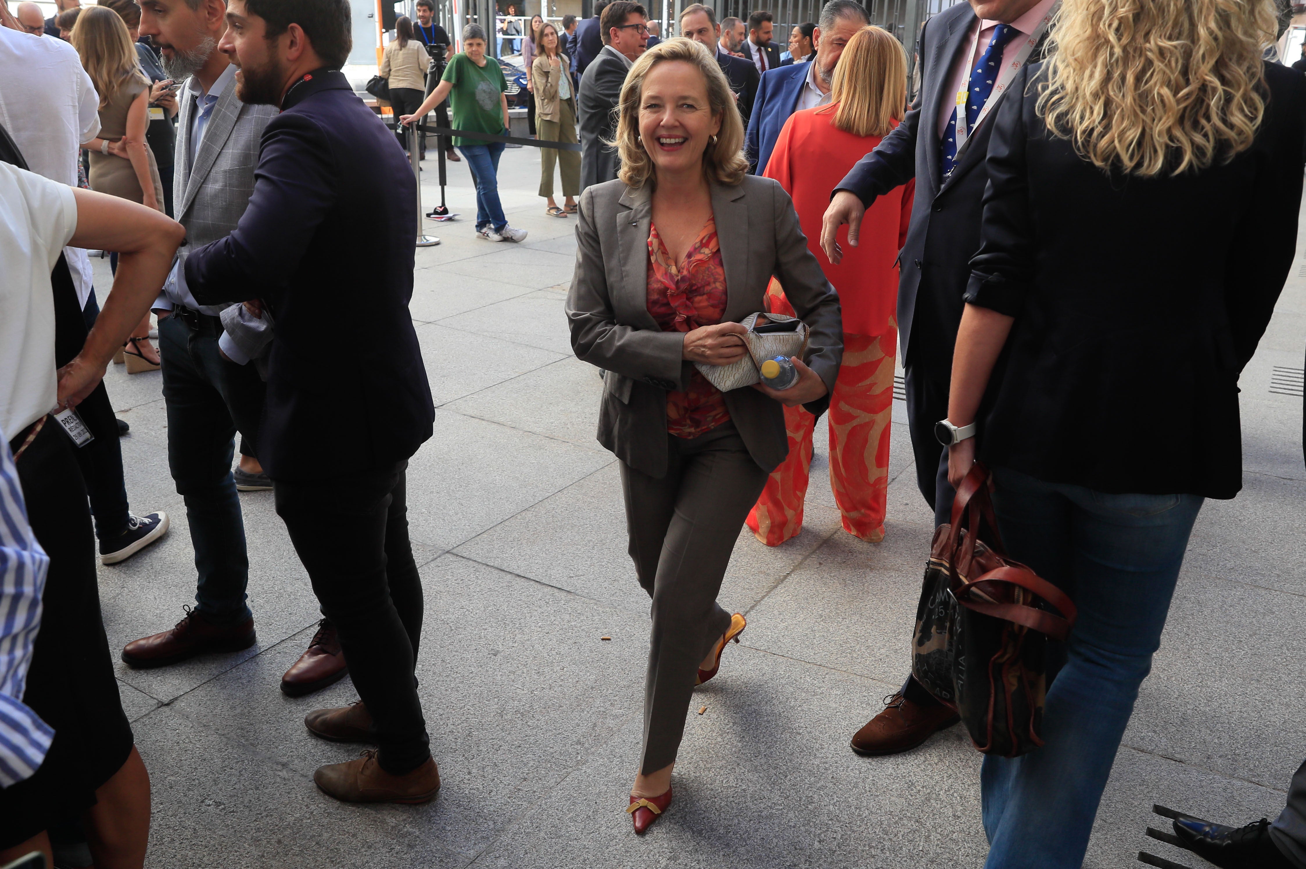 La vicepresidenta primera en funciones, Nadia Calviño,  a su llegada al Congreso de los Diputados