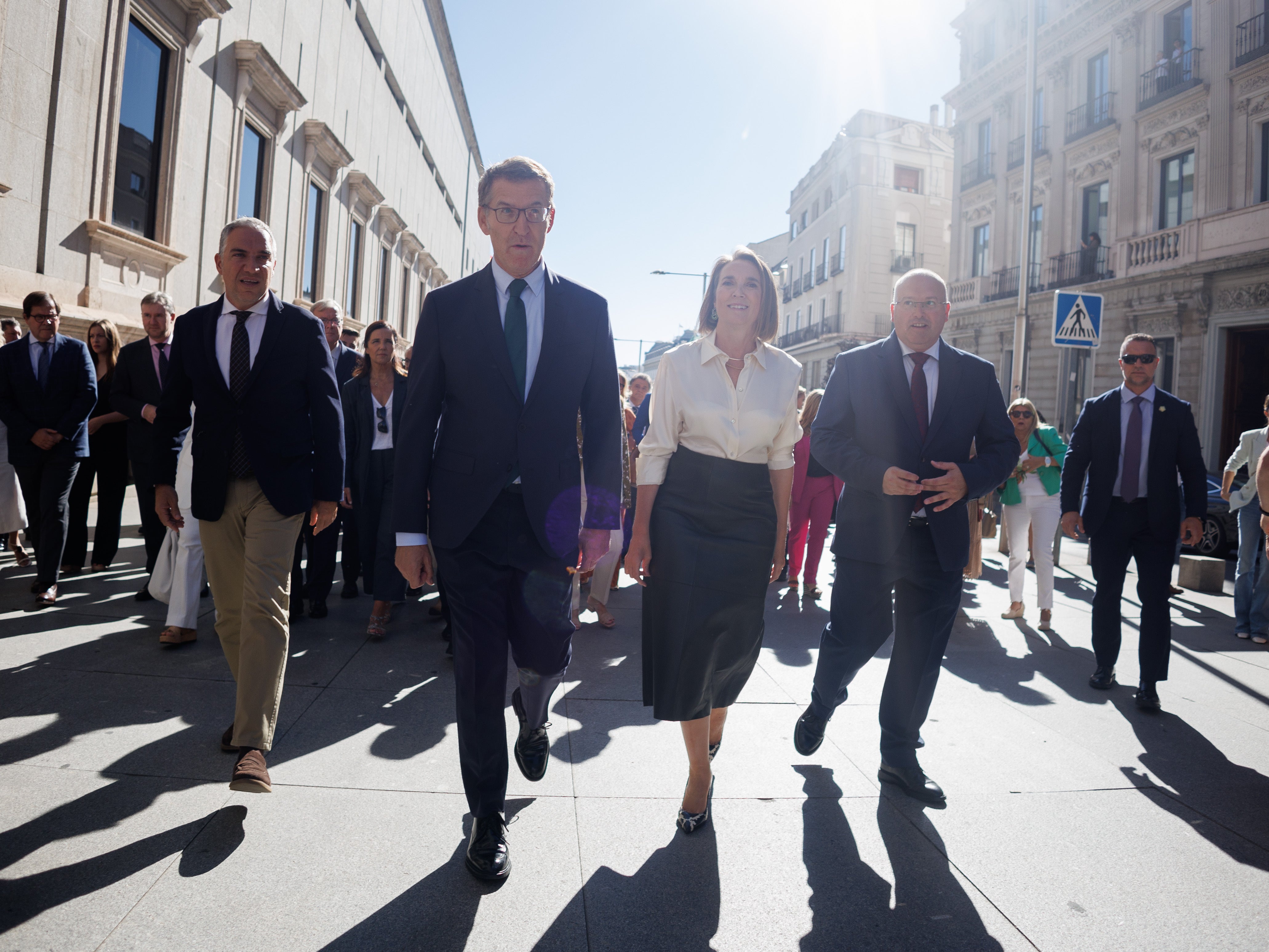 El coordinador General del Partido Popular, Elías Bendodo; el líder del PP y candidato a la Presidencia del Gobierno, Alberto Núñez Feijóo; la portavoz del partido en el Congreso, Cuca Gamarra y el presidente del PP catalán, Alejandro Fernández, a su llegada a la segunda votación de la investidura