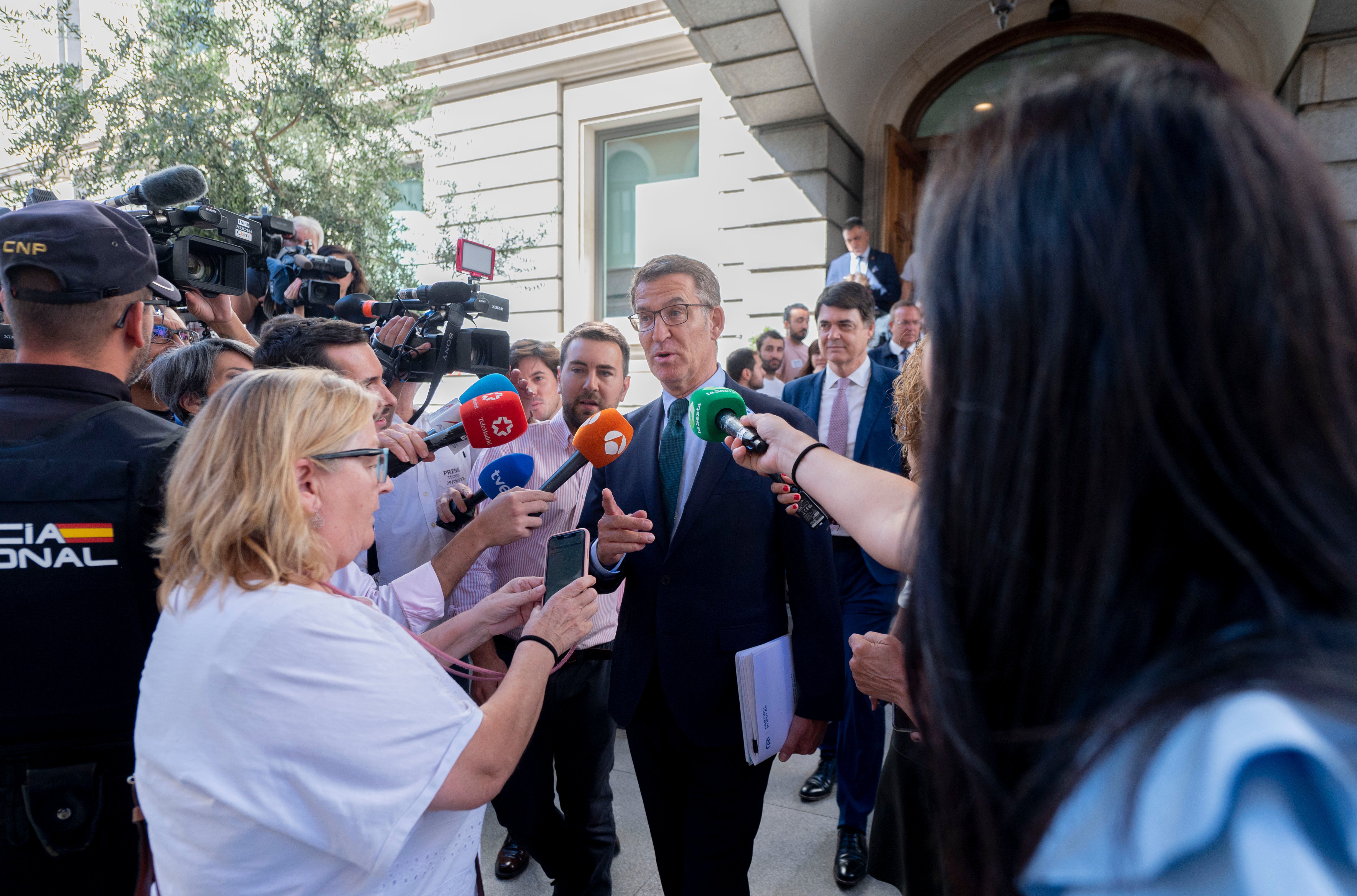 El líder del PP, Alberto Núñez Feijóo ofrece declaraciones a los medios antes de la segunda votación de la investidura