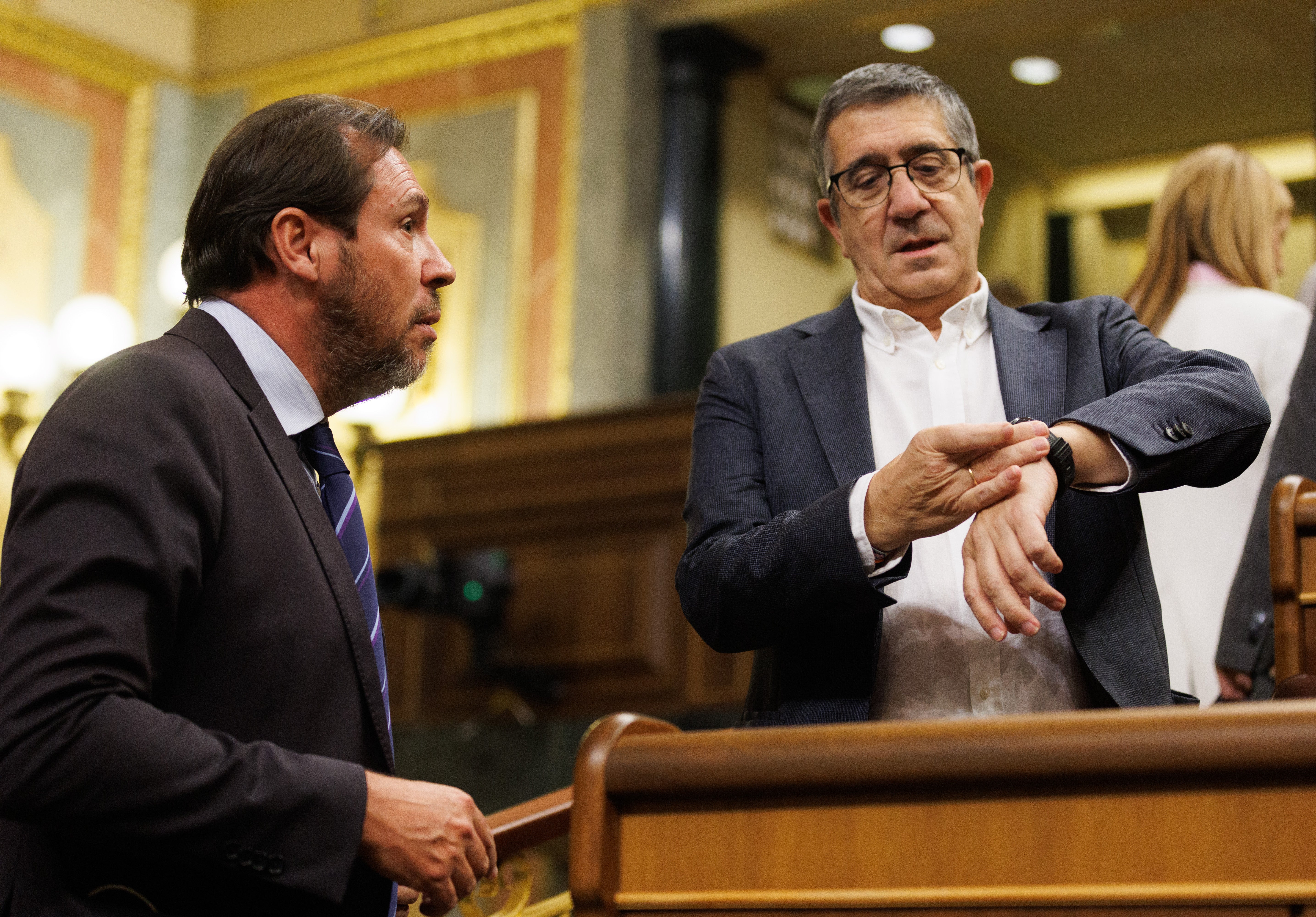 El diputado electo y secretario general del PSOE de Valladolid, Óscar Puente y el portavoz del PSOE en el Congreso, Patxi López, durante la segunda votación de la investidura