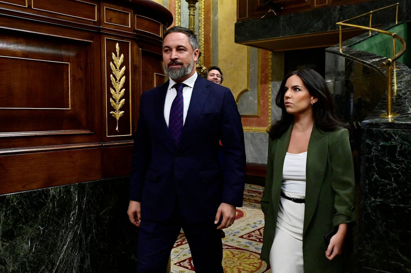 El líder del partido  VOX, Santiago Abascal (I) llega al hemiciclo del Congreso de los Diputados