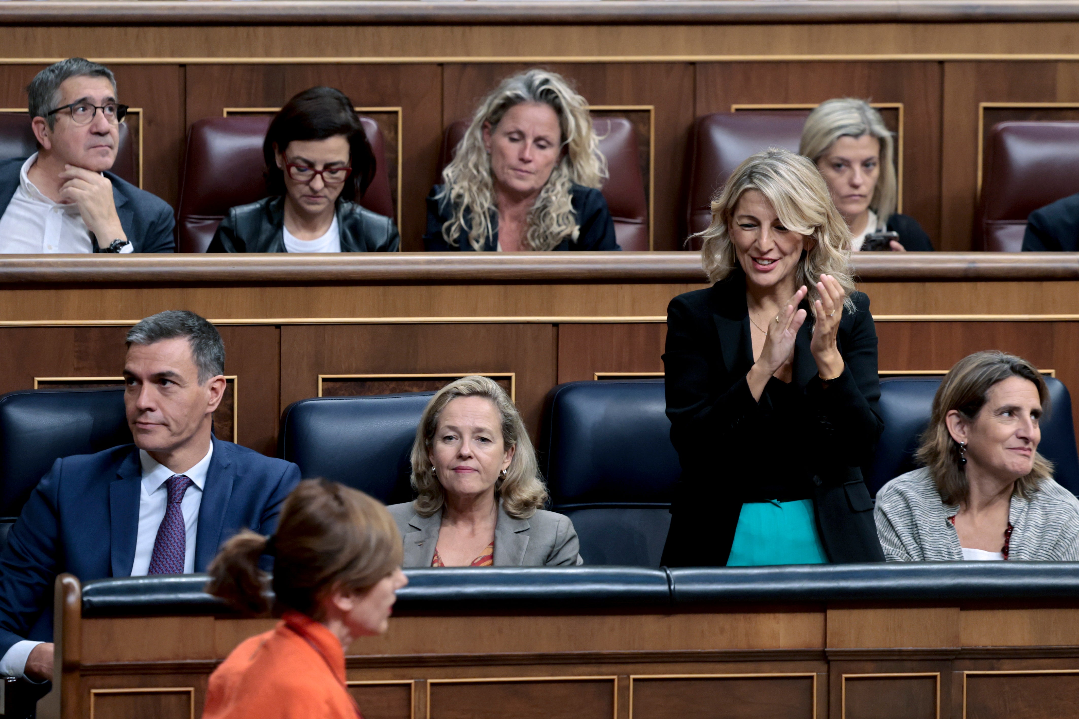 La vicepresidenta segunda y líder de Sumar, Yolanda Diaz (2d), aplaude tras la intervención de la portavoz de la formación, Marta Lois