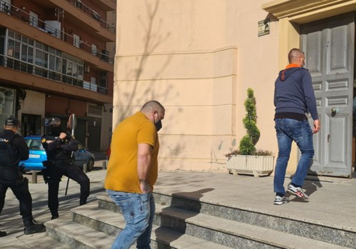 Imagen de archivo de dos personas entrando en la sección de Algeciras de la Audiencia Provincial de Cádiz