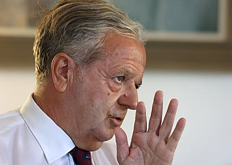 Imagen secundaria 1 - La entrevista se hace a las cinco de la tarde. Hay silencio sepulcral por los pasillos del Palacio de la Merced. Un ujier en la puerta de acceso al recoveco de pasillos donde aflora el despacho presidencial de la Diputación de Córdoba. Los hay más grandes en la institucionalidad cordobesa. Fuentes espera sentado en su mesa con un manojo de documentos importante. Conversa varias veces por el móvil hasta que nos atiende en una mesa austera que ocupa con el mismo papeleo de su mesa principal.