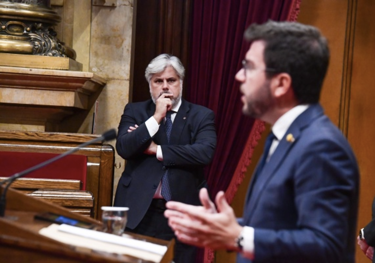 Albert Batet, presidente de Junts en el Parlamento de Cataluña, escucha la intervención de Pere Aragonès, presidente de la Generalitat, esta semana durante el debate de política general