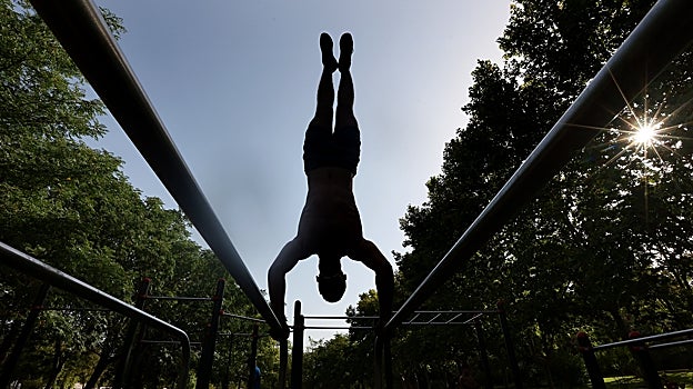 Un joven hace ejercicio en el Parque Cruz Conde