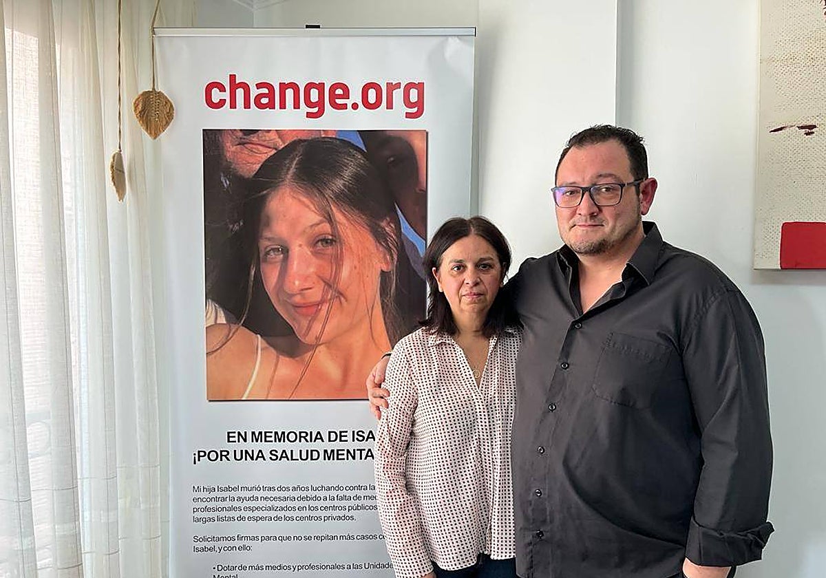 Los padres de Isabel lucen junto a la pancarta de la campaña a favor de la salud mental en honor a su hija