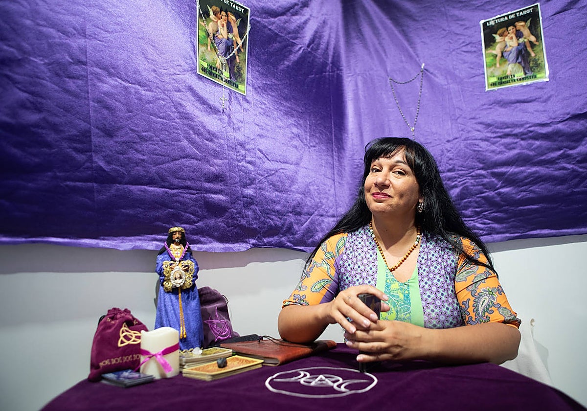 Una de las participantes en la muestra