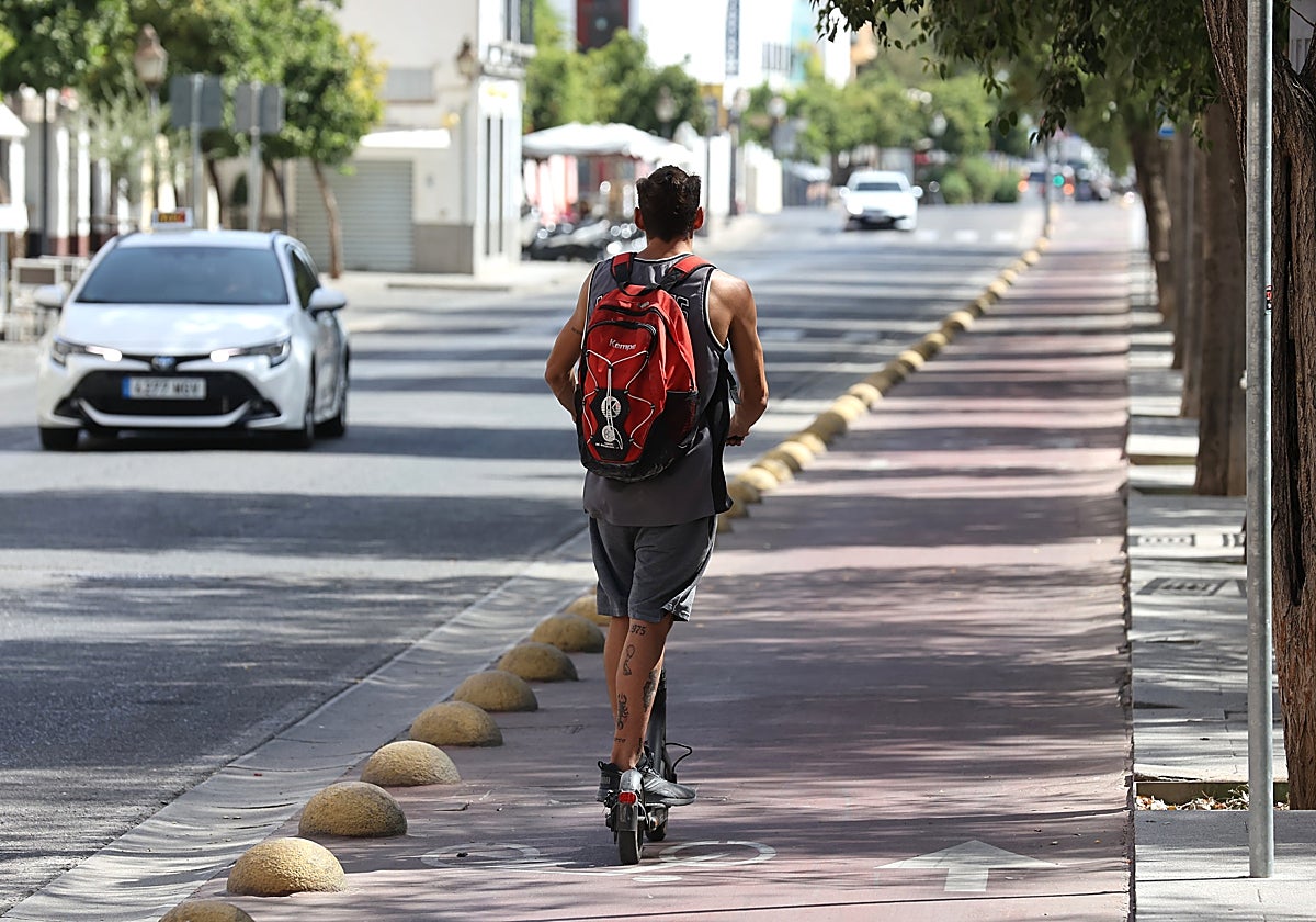 Un joven discurre en patinete por el carril bici del Paseo de la Ribera, lugar del accidente