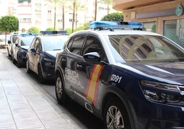 La Policía evita que una joven caiga al vacío tras lanzarse desde una ventana en Valencia