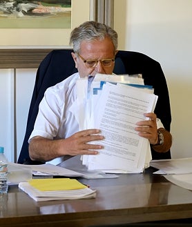Imagen secundaria 2 - La entrevista se hace a las cinco de la tarde. Hay silencio sepulcral por los pasillos del Palacio de la Merced. Un ujier en la puerta de acceso al recoveco de pasillos donde aflora el despacho presidencial de la Diputación de Córdoba. Los hay más grandes en la institucionalidad cordobesa. Fuentes espera sentado en su mesa con un manojo de documentos importante. Conversa varias veces por el móvil hasta que nos atiende en una mesa austera que ocupa con el mismo papeleo de su mesa principal.