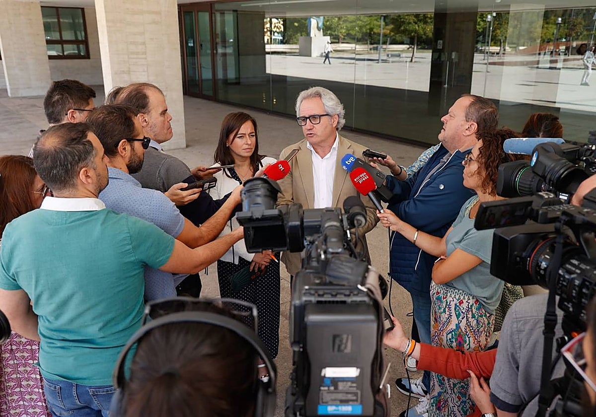Gemma Villarroel y Carlos Pérez-Nievas, este viernes a las puertas de las Cortes de Castilla y León