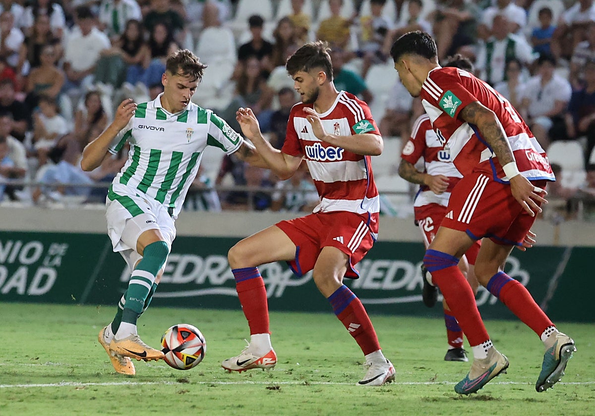 Álex Sala durante una acción del partido ante el Recreativo Granada