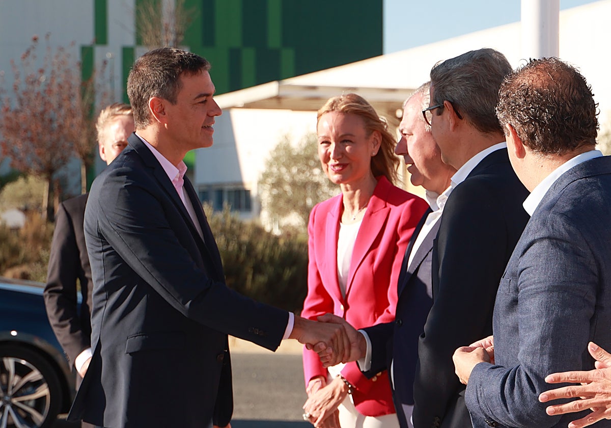 Pedro Sánchez saluda al alcalde de Sevilla, el popular José Luis Sanz, este sábado, en un acto institucional previo al mitin del PSOE que ha protagonizado en La Rinconada