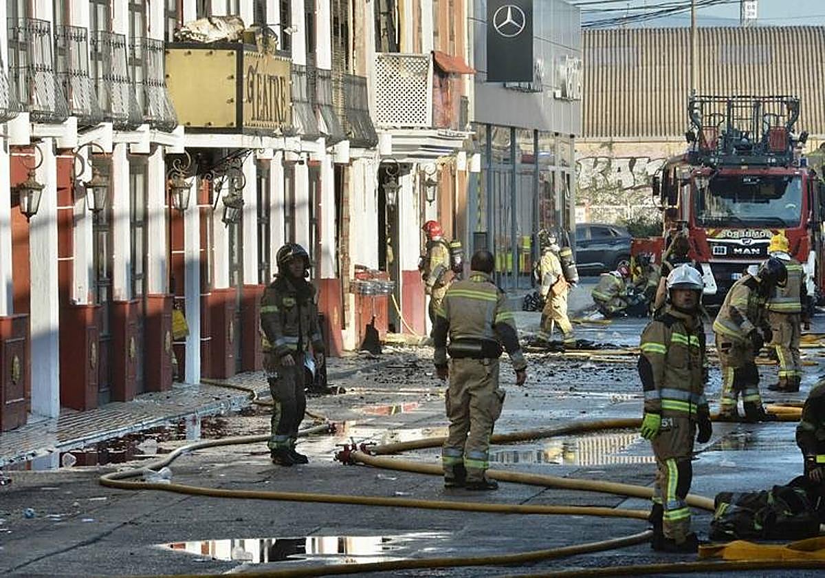 Los bomberos realizan labores en las inmediaciones de las discotecas incendiadas