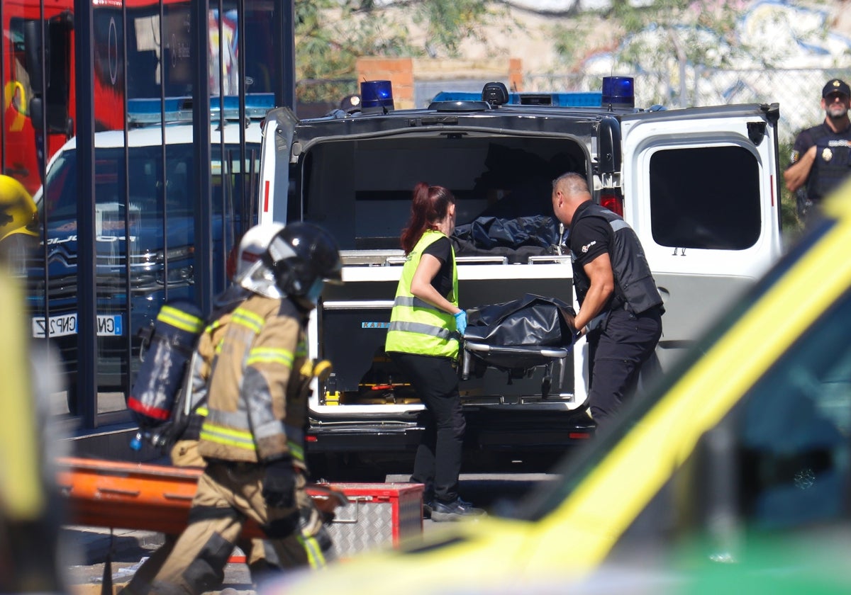 Los servicios funerarios introducen los cuerpos tras ser rescatados