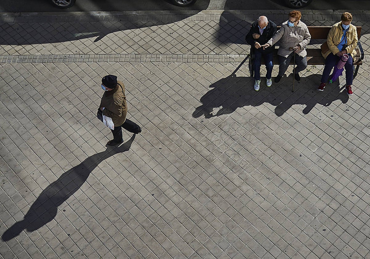 Varios mayores junto a un centro municipal de Madrid