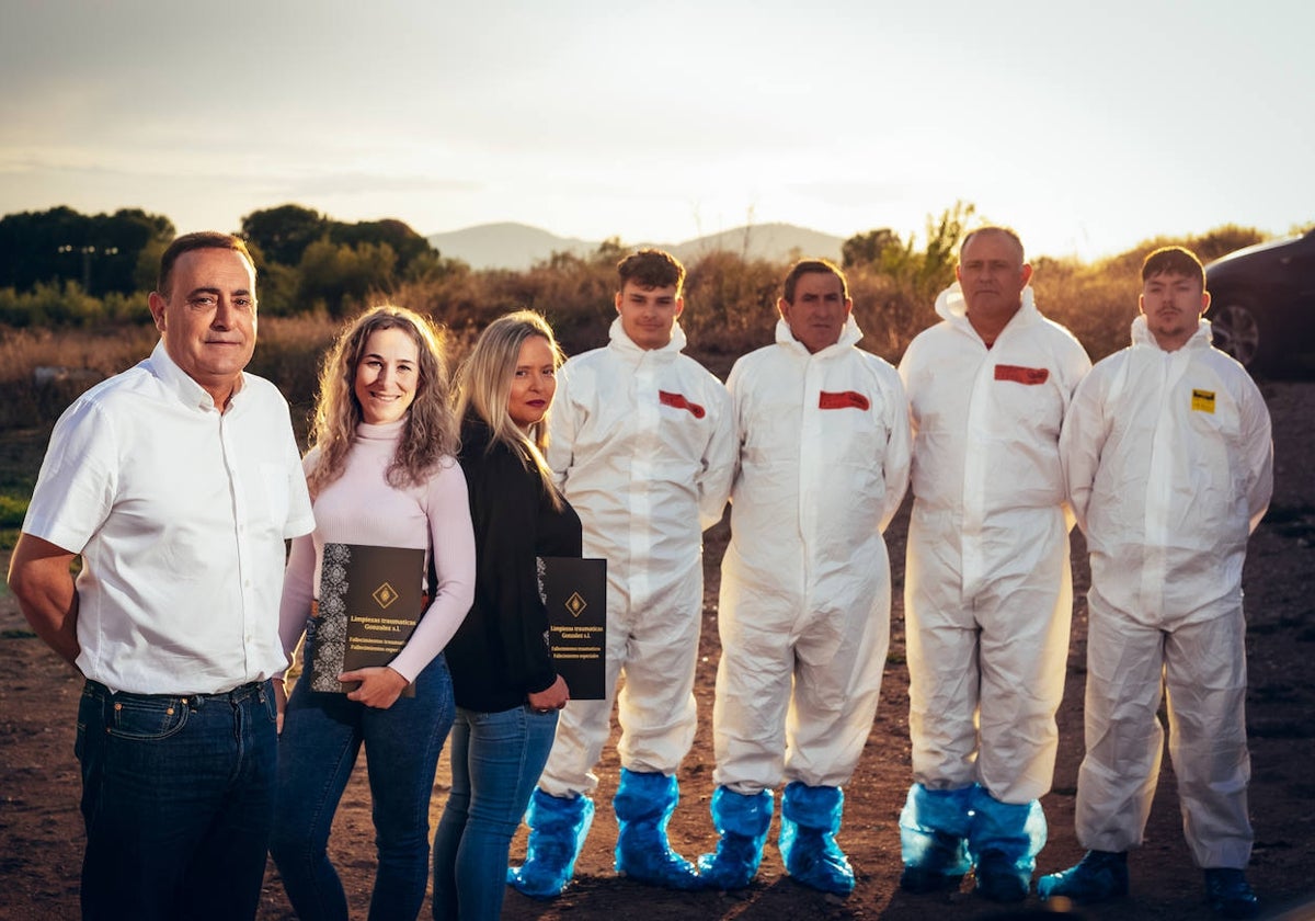 Manuel González (a la izquierda), junto al grupo de profesionales de la empresa 'Limpiezas Traumáticas'