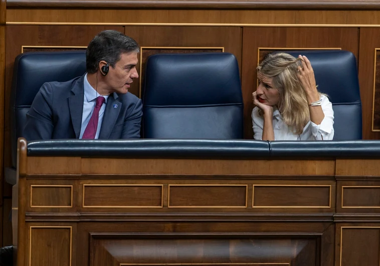Pedro Sánchez y Yolanda Díaz conversan en el escaño azul la semana pasada, durante el debate de investidura de Alberto Núñez Feijóo