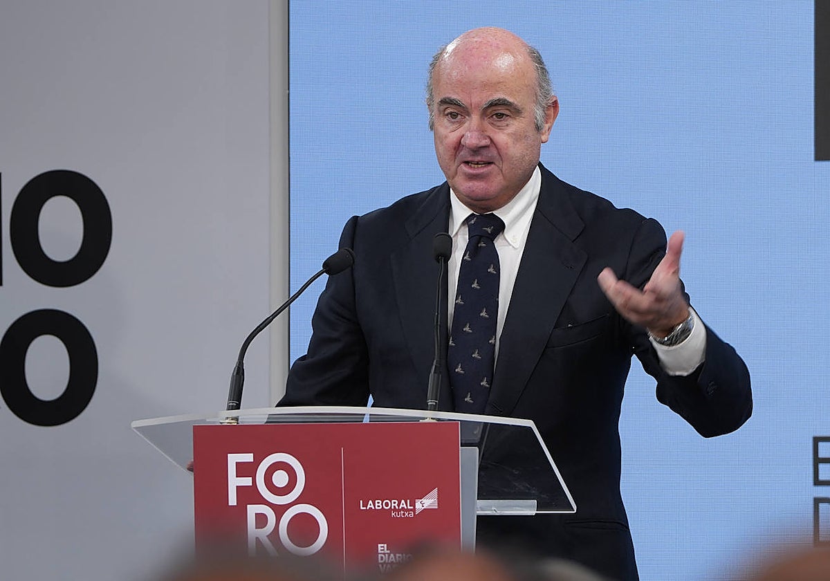 Luis de Guindos ha impartido una conferencia en San Sebastián