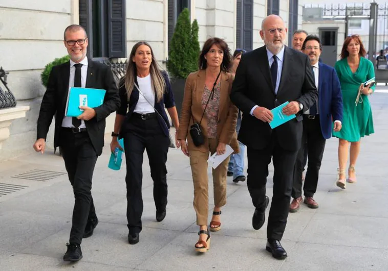 El grupo Junts, entrando en el Congreso