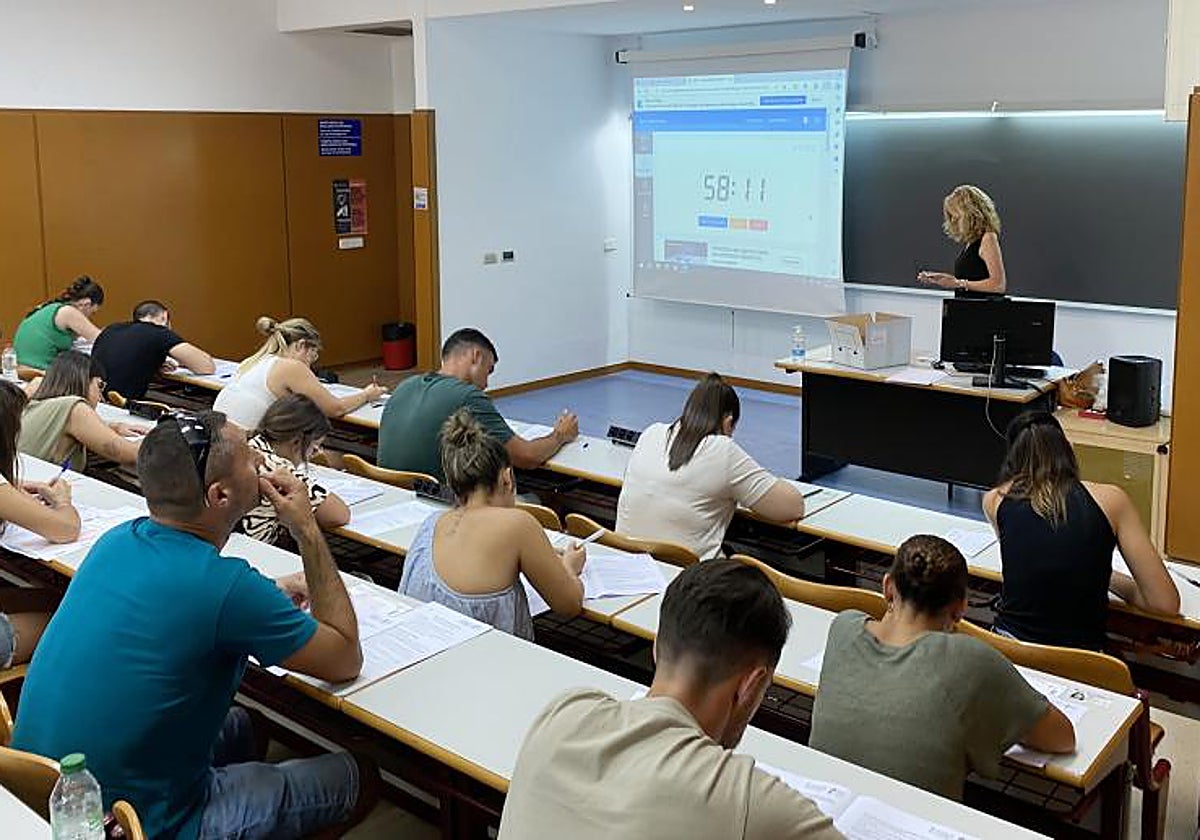 Imagen de archivo de estudiantes en la Universidad de Alicante.