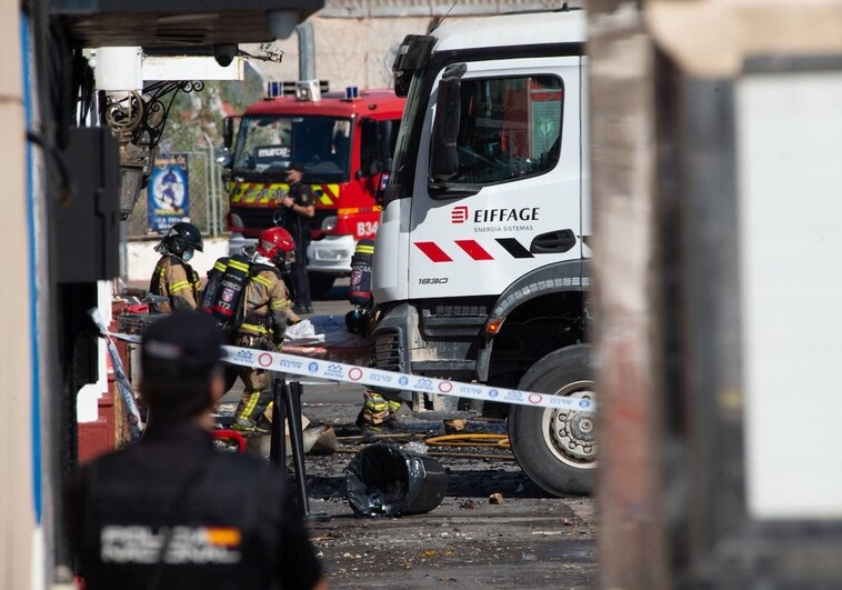 Los bomberos que trabajaron en el incendio.