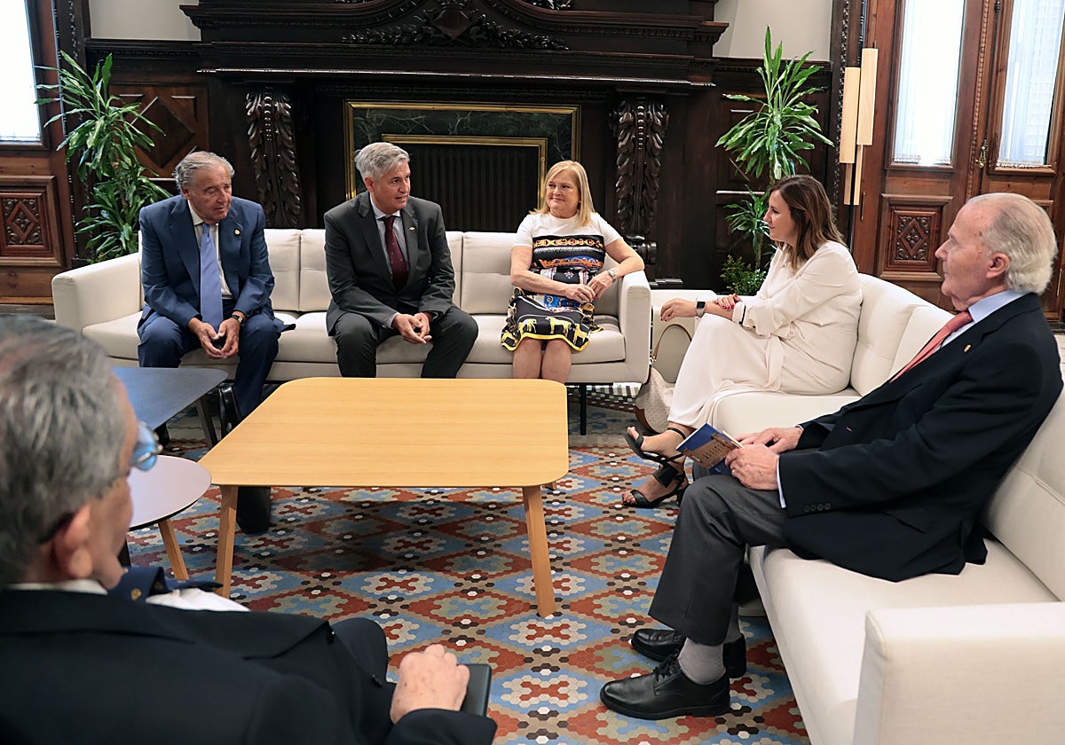 Imagen de la alcaldesa de Valencia, María José Catalá, con entidades culturales de la ciudad