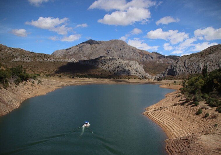 El embalse de Barrios de Luna, a la mitad de su capacidad, el pasado mes de agosto