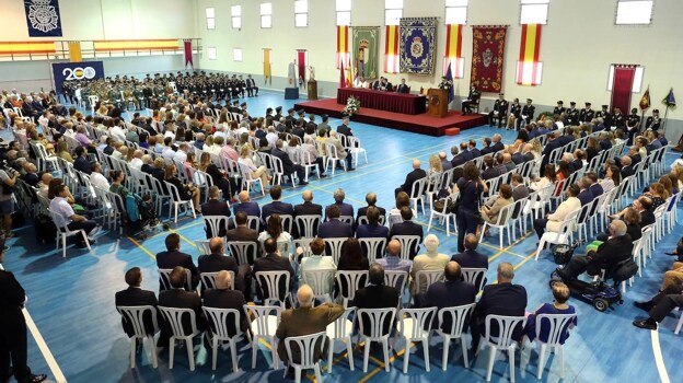 Imagen del abarrotado gimnasio de la Jefatura Superior de Policía