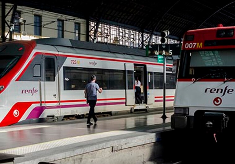 Imagen de trenes de cercanías y media distancia de Renfe en la Estación del Norte de Valencia