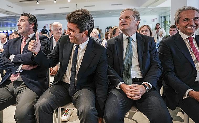 Imagen principal - En la primera fotografía el director de ABC, Julián Quirós; el presidente de la Comunidad Valenciana, Carlos Mazón; el presidente de Vocento, Ignacio Ybarra; y el presidente de la Fundación Conexus Madrid-Comunitat Valenciana, Manuel Broseta. En la segunda, la presidenta de la Comunidad de Madird, Isabel Díaz Ayuso, junto a Mazón y al alcalde de Madrid, José Luis Martínez-Almeida. En la tercera, el presidente de la CEV, Salvador Navarro y Esteban González Pons
