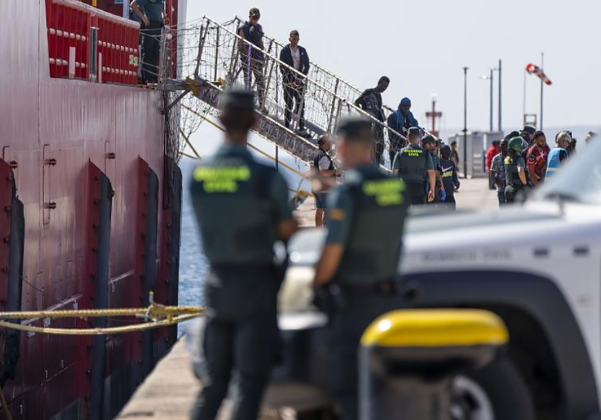 Decenas de migrantes llegan al Puerto del Rosario