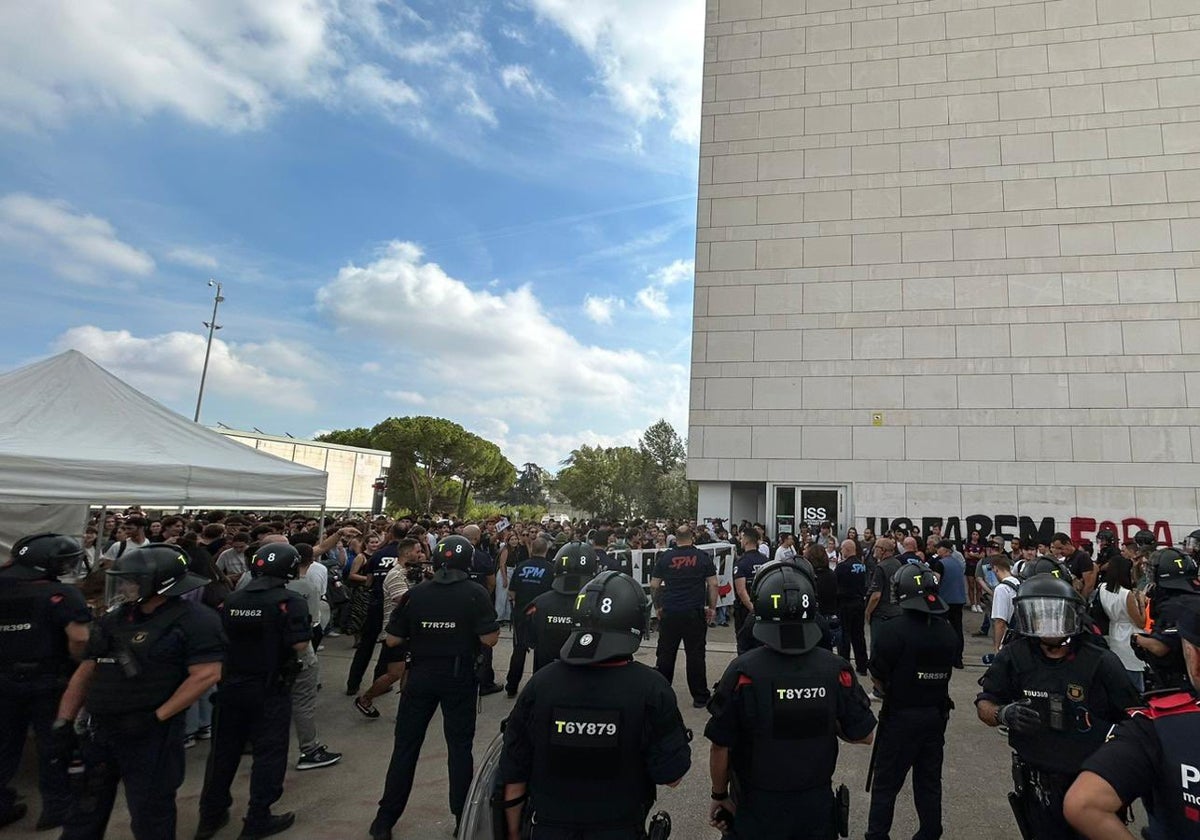 Un cordón de Mossos protege la carpa de estudiantes constitucionalistas en la UAB