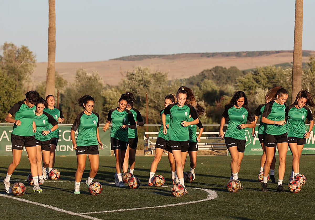 Las jugadoras del Córdoba CF Femenino se ejercitan en la Ciudad Deportiva