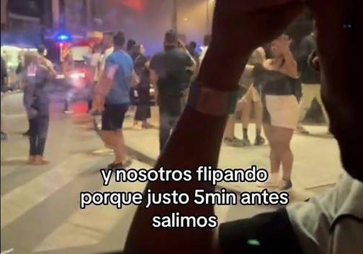 Los bomberos llegando a la discoteca mientras el autor del vídeo y sus amigos salían